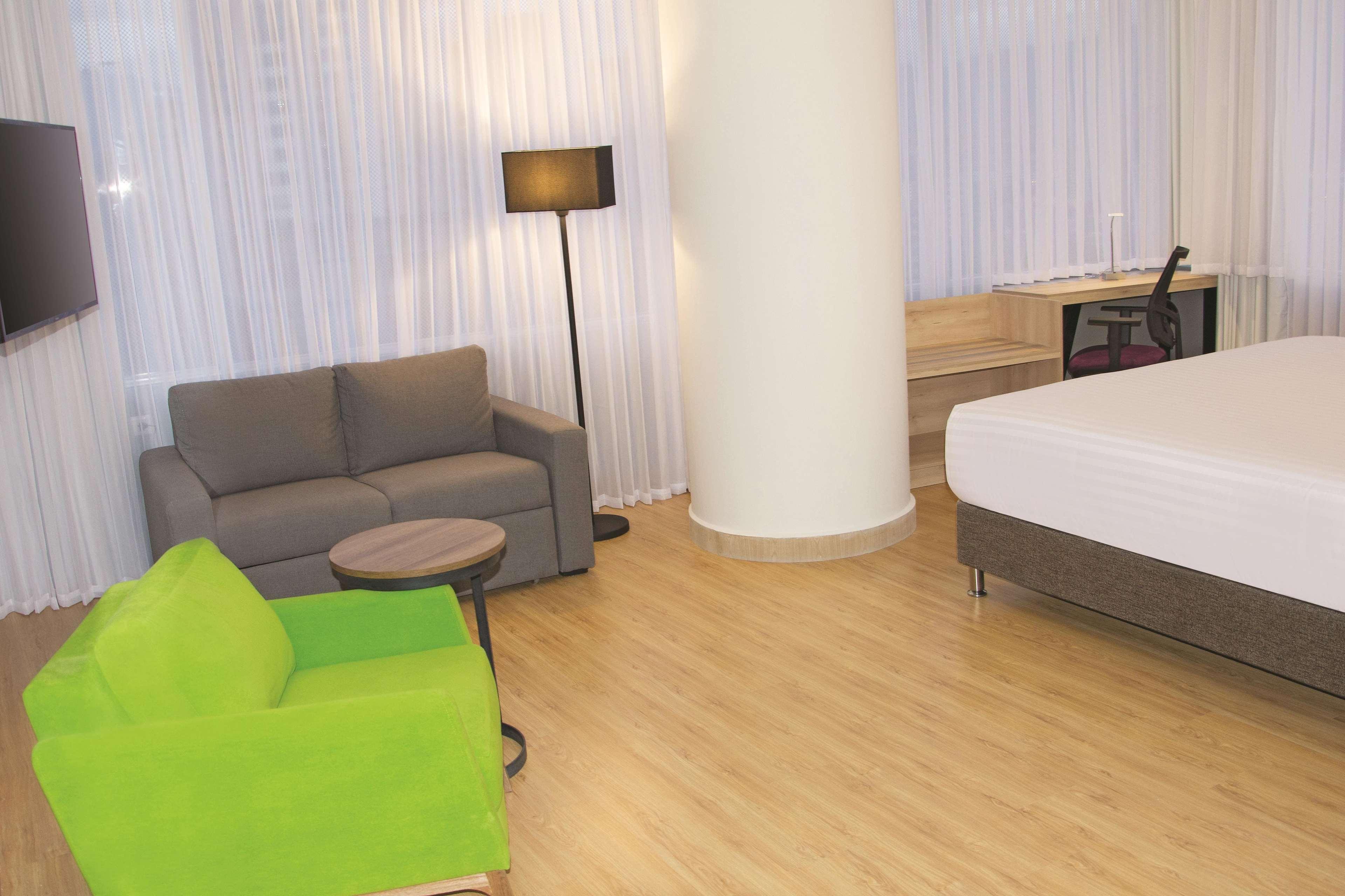 La Quinta By Wyndham Medellin Ξενοδοχείο Εξωτερικό φωτογραφία